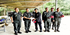 วันที่ 19 พฤศจิกายน 2568 เวลา 09.00 น. พล.ต.ท.รุ่งโรจน์ ฐากูรปุณยสิริ ผบช.ตชด. ตรวจเยี่ยมผู้รับการฝึกอบรมหลักสูตรการใช้ปืนลูกซองต่อต้านอากาศยานไร้คนขับ รุ่นที่ 2 ประจำปีงบประมาณ พ.ศ.2569 ณ สนามธรรมเสมา (หกสบู่) อ.ชะอำ จว.เพชรบุรี