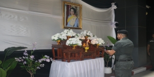 พิธีจุดเทียนถวายความอาลัยและร้องเพลงสรรเสริญพระบารมี น้อมรำลึกในพระมหากรุณาธิคุณ เนื่องในวาระครบ 100 วัน (สตมวาร)